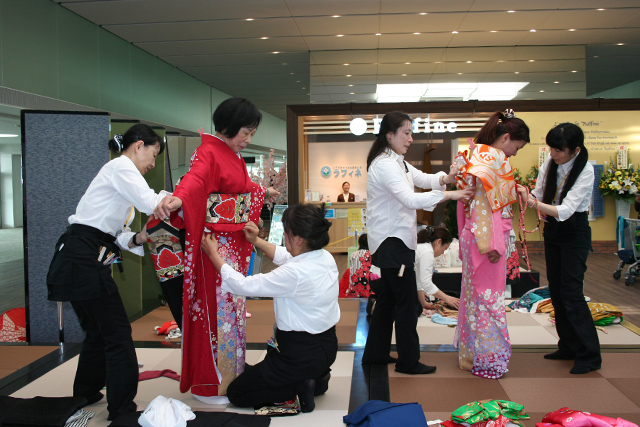 成田国際空港での人気イベント「きもの着装体験会」