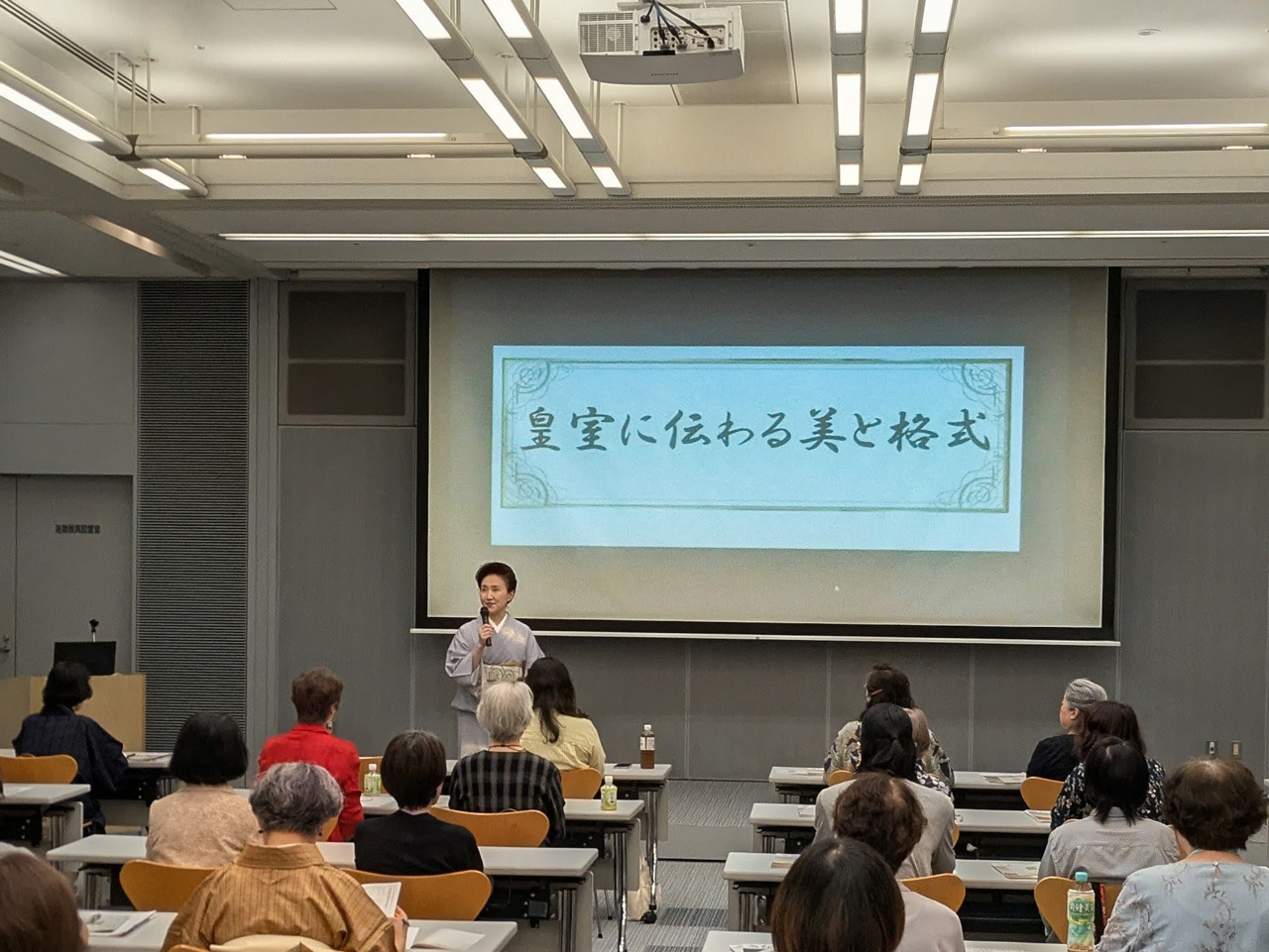 北國新聞文化センター共催　特別講座「十二単の世界を学ぶ」開催