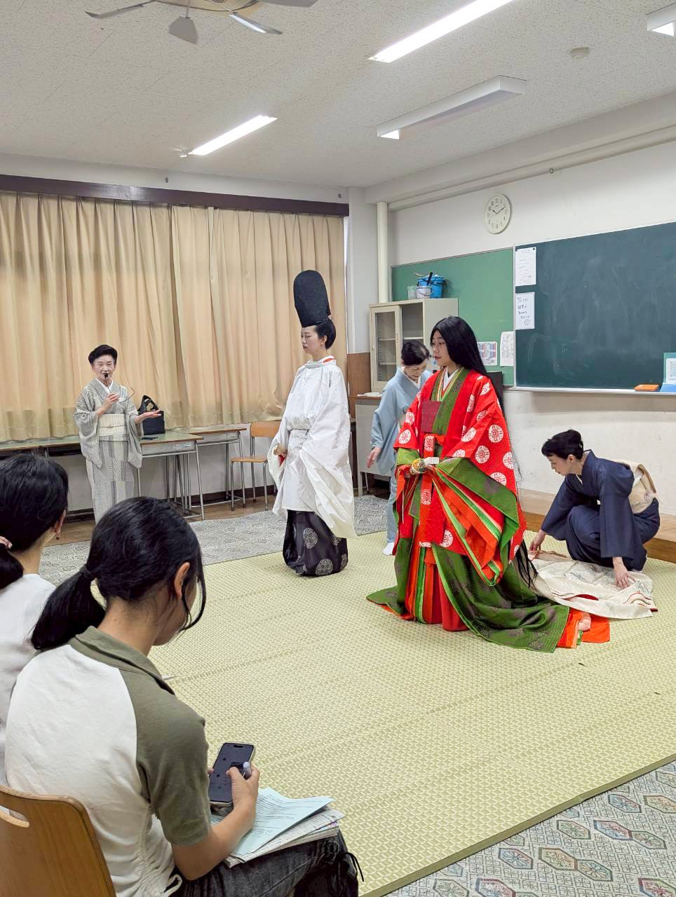愛知サマーセミナー「本物の十二単！教室で見た平安時代」開催