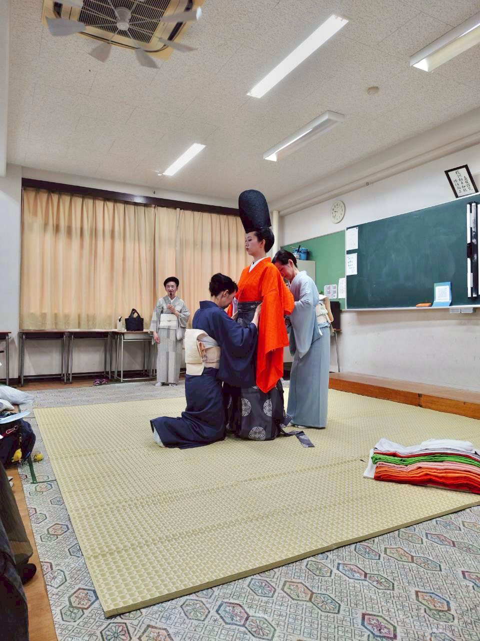 愛知サマーセミナー「本物の十二単！教室で見た平安時代」開催