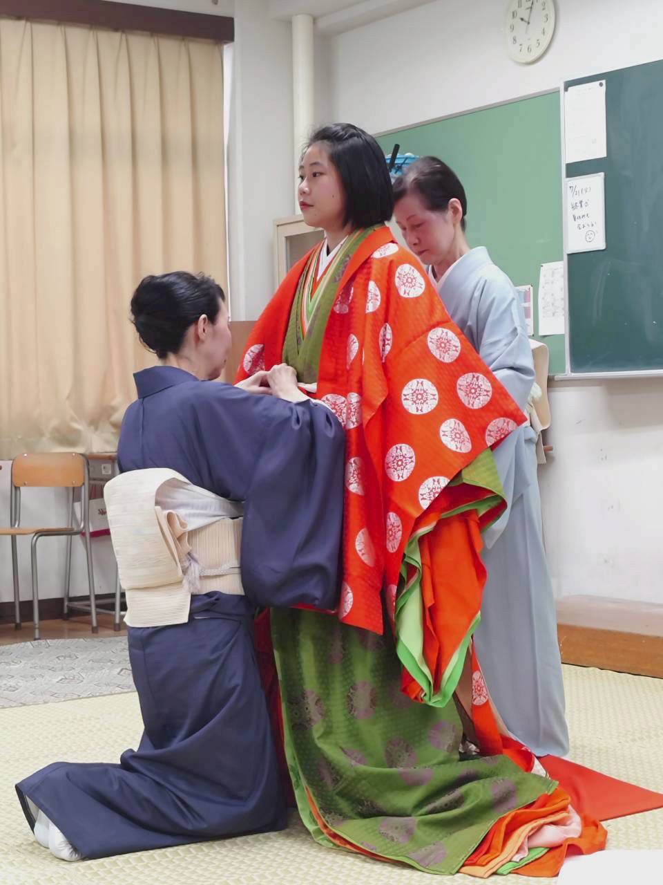 愛知サマーセミナー「本物の十二単！教室で見た平安時代」開催
