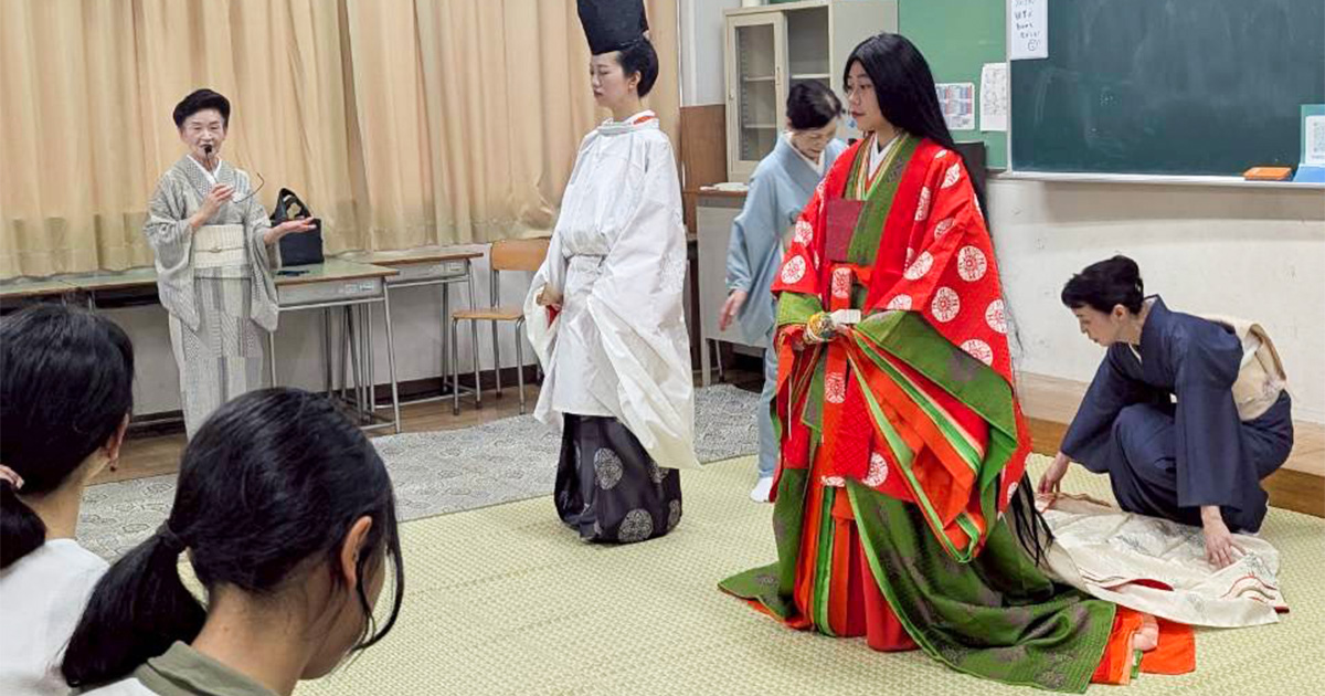 愛知サマーセミナー「本物の十二単！教室で見た平安時代」開催