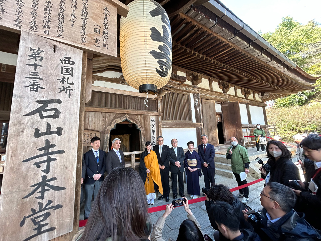 石山寺「紫式部」御人形のお衣替えに協力！