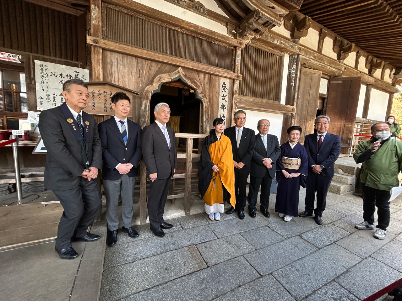 石山寺「紫式部」御人形のお衣替えに協力！