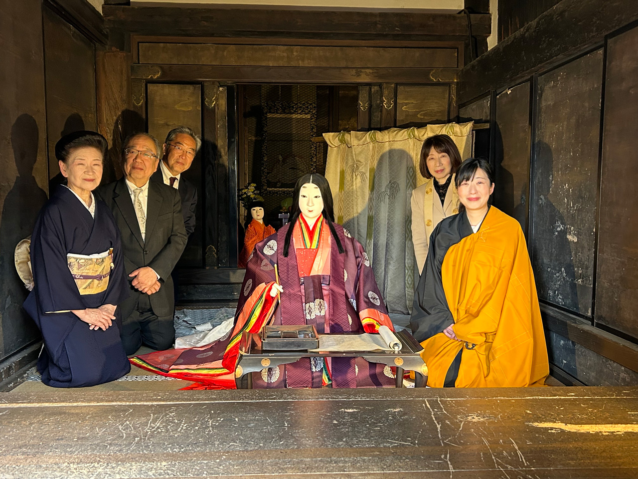 石山寺「紫式部」御人形のお衣替えに協力！