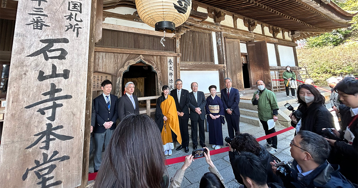 石山寺「紫式部」御人形のお衣替えに協力！