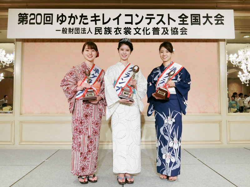 左より：全国準グランプリ 伊串桜さん、全国グランプリ 中尾桜さん、全国準グランプリ 明田真希さん