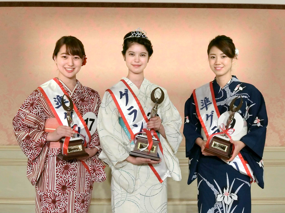 左より：全国準グランプリ 伊串桜さん、全国グランプリ 中尾桜さん、全国準グランプリ 明田真希さん