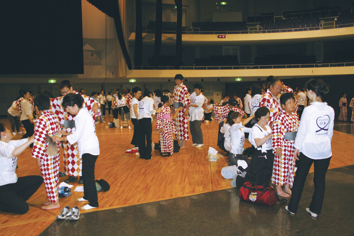 仙台に集合した全国のきもの学院の皆様と共に参加されたご家族にゆかたを着付けました