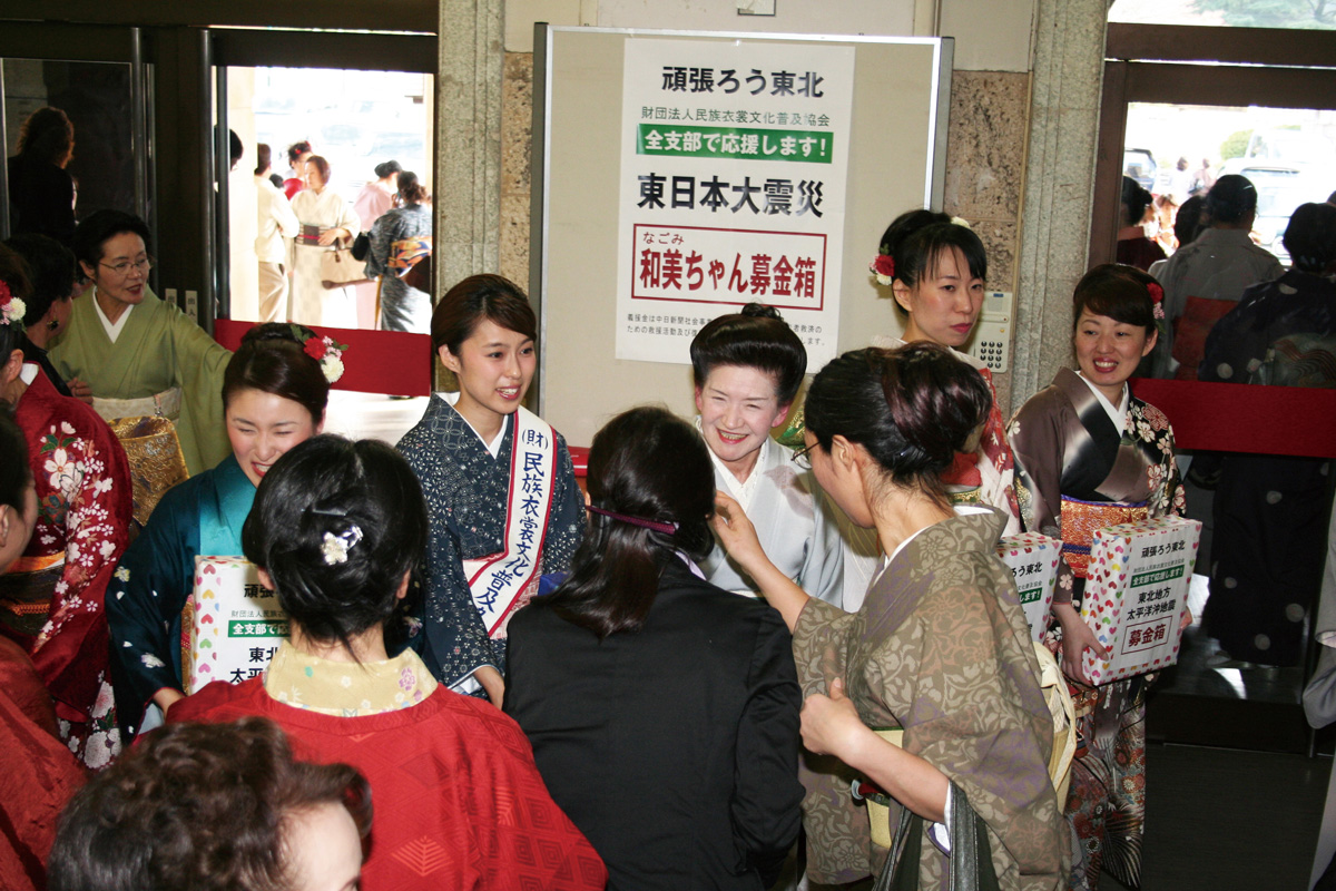 2011年3月名古屋の無料公開講座「女性文化大学」の講座終了後の義援金活動をスタートに全国の各支部の教室でも募金活動を実施しました。