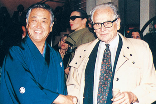 ピエール・カルダン氏と17 年ぶりの再開を喜び合う