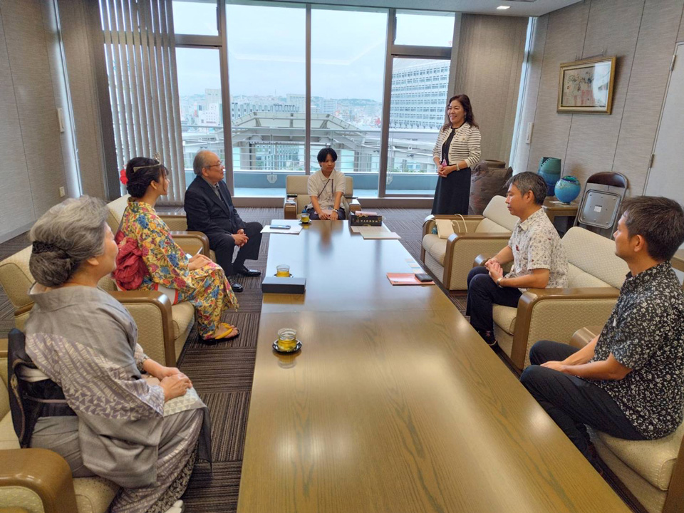 ゆかたアワード2025全国グランプリ パードル理央クリスティーナさん　琉球新報社を訪問しグランプリ受賞報告！