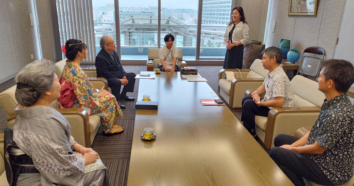 ゆかたアワード2025全国グランプリ パードル理央クリスティーナさん　琉球新報社を訪問しグランプリ受賞報告！